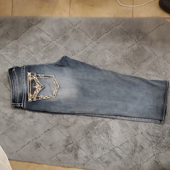 Vigoss Embellished Capri Jeans - Picture 2 of 5